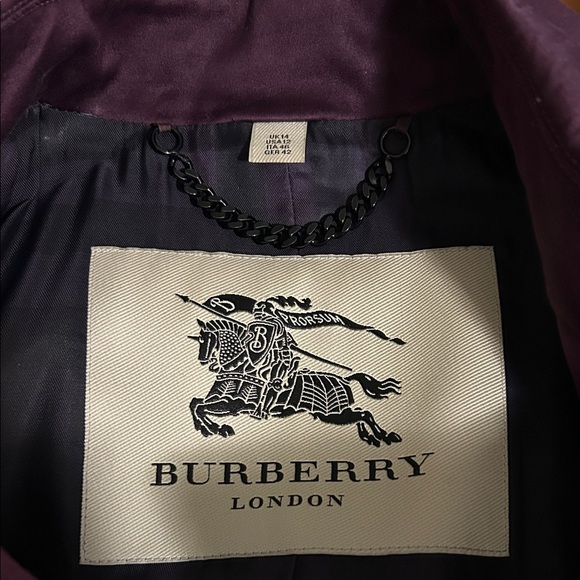 Elegant Double-Breasted Burberry Trench Coat in Deep Burgundy - Picture 6 of 12